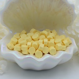 L13 Buttercream Bliss-lakkralen – zacht pastelgeel met een matte afwerking | 30 g | Voor uitnodigingen, cadeaus en creatieve projecten