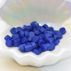 D32 – Perline di ceralacca Majestic Indigo – Colore Indaco Reale Intenso / 30 g (circa 100 perline) Perline di ceralacca per inviti di nozze, buste e regali