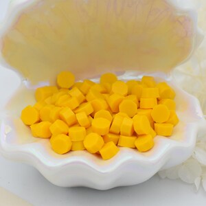 Perline di ceralacca D17 al gusto di scorza di limone – Colore giallo brillante / 30 g (circa 100 perline) Perline di ceralacca per inviti di nozze, buste e regali