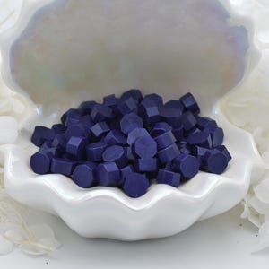 Cuentas de sello de cera L63 Zafiro Medianoche – Azul rey intenso con brillo satinado / 30 g / Para invitaciones, diarios y manualidades elegantes