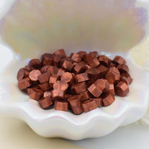 D42 – Perline di ceralacca color rame antico – Colore rame intenso / 30 g (circa 100 perline) Perline di ceralacca per inviti di nozze, buste e regali