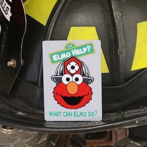 Elmo, Que peut faire Elmo ? Cartes de casque de pompier en aluminium.  Option aimant et bande de casque disponibles.
