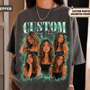 Pode incluir: Uma t-shirt cinzento-carvão com o texto CUSTOM Your Photo e uma colagem de cinco retratos fotográficos de uma pessoa. O design é rodeado por um efeito de relâmpago azul-petróleo brilhante. As etiquetas dizem PEPPER e CUSTOM PHOTOS UNLIMITED PROOFS.