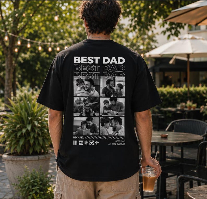 Puede incluir: Camiseta negra con la frase "BEST DAD" apilada tres veces en blanco. Debajo del texto hay seis fotos en blanco y negro. La camiseta tambi&eacute;n tiene el nombre "MICHAEL" y la frase "BEST DAD IN THE WORLD!" impresos.
