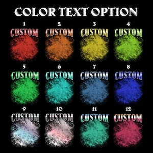 Puede incluir: Un fondo negro muestra doce opciones de color para texto personalizado. Cada opci&oacute;n presenta un dise&ntilde;o colorido en forma de nube con la palabra "CUSTOM" encima. El texto "COLOR TEXT OPTION" est&aacute; en la parte superior.