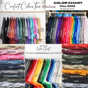 Puede incluir: Carta de colores de sudaderas con capucha Gildan 18500B y camisetas Gildan 5000. La imagen muestra una variedad de colores, incluyendo negro, azul marino, rojo y verde. El texto "Comfort Colors Tees" y "Color Chart" son visibles.