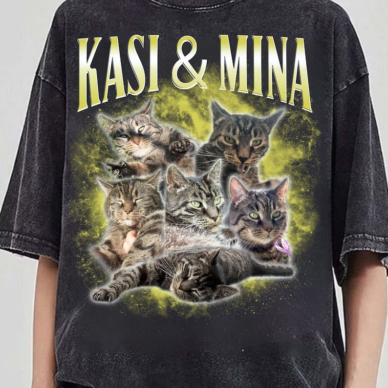 Puede incluir: Camiseta negra con un gr&aacute;fico de seis gatos atigrados y el texto "KASI & MINA" en amarillo. Los gatos est&aacute;n agrupados con un fondo amarillo y verde.