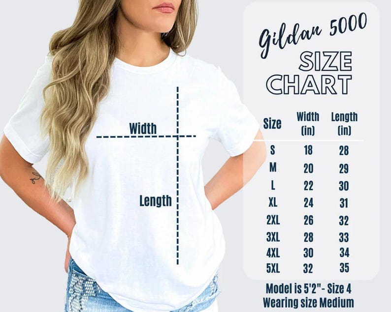 Puede incluir: Una camiseta blanca Gildan 5000 con una tabla de tallas. La tabla enumera las tallas S a 5XL, con las medidas de ancho y largo en pulgadas. La modelo mide 157 cm y usa la talla Medium.