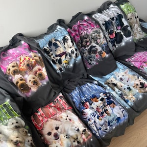 Puede incluir: Una colecci&oacute;n de camisetas grises oscuras con gr&aacute;ficos coloridos de varias razas de perros y jugadores de b&eacute;isbol. Cada camiseta tiene un dise&ntilde;o &uacute;nico con texto, incluyendo las palabras "Shiny Monday" y "3rd Inning Dodgers".