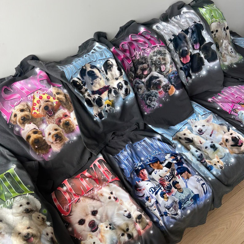 Puede incluir: Una colecci&oacute;n de camisetas grises oscuras con gr&aacute;ficos coloridos de varias razas de perros y jugadores de b&eacute;isbol. Cada camiseta tiene un dise&ntilde;o &uacute;nico con texto, incluyendo las palabras "Shiny Monday" y "3rd Inning Dodgers".