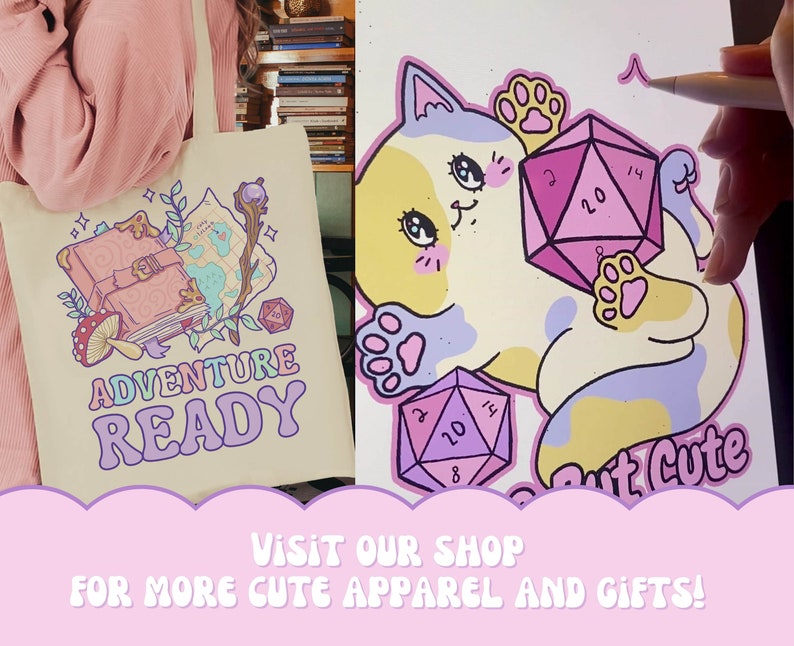 Puede incluir: Una bolsa de tela beige con un dise&ntilde;o rosa, morado y azul que presenta un libro cerrado, un mapa, una varita y un hongo. El texto "ADVENTURE READY" est&aacute; impreso en una fuente retro en la bolsa.