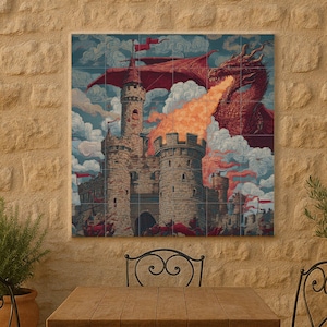 Puede incluir: Una impresión artística de fantasía que representa un castillo medieval atacado por un dragón rojo que escupe fuego. El castillo tiene múltiples torres y banderas rojas. La obra de arte está montada en una pared de piedra sobre una mesa de madera y sillas de hierro forjado.