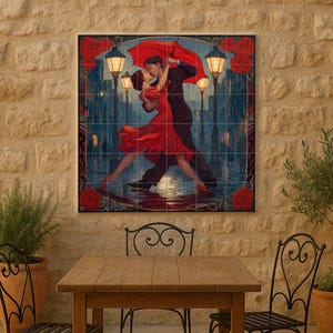 Könnte beinhalten: Ein Wandkunstwerk, das ein Tango tanzendes Paar im Regen unter einem roten Regenschirm zeigt. Das Kunstwerk zeigt eine romantische Szene mit dunklem Hintergrund, Straßenlaternen und roten Rosen. Das Kunstwerk ist an einer Steinmauer befestigt.