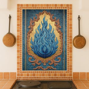 Op de afbeelding: Een tegel backsplash met een blauw vlamontwerp op een gouden achtergrond en sierlijke bruine rand. De tegel wordt omlijst door een rand van kleine, vierkante, oranje tegels. Twee koperen pannen hangen aan de muur.
