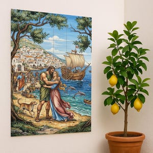 Może przedstawiać: Dekoracyjny mural z płytek przedstawiający parę obejmującą się na plaży, z widokiem na statek i nadmorskie miasto w tle. Okrągły stół z blatem z niebieskich i żółtych płytek oraz doniczkowe drzewko cytrynowe z dojrzałymi żółtymi cytrynami znajdują się na pierwszym planie.