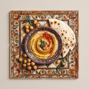 以下が含まれることがあります： 青とオレンジの模様のボウルに入ったフムス、パプリカをまぶしパセリで飾られた鮮やかな描写の正方形タイルセット。ピタパン、オリーブ、オリーブの枝が添えられ、すべて装飾的なタイルの背景に配置されています。