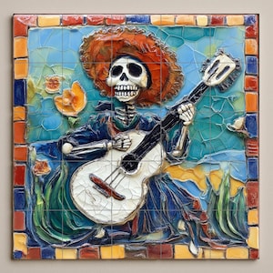 Op de afbeelding: Een kleurrijk tegelmozaïek dat een skeletfiguur toont die gitaar speelt. Het skelet draagt een grote oranje hoed en een donkerblauwe outfit. De achtergrond toont een blauwe lucht, oranje bloemen en groene bladeren. Het mozaïek is omlijst met een rand van verschillende gekleurde tegels.