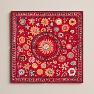 Puede incluir: Panel decorativo rojo vibrante con un diseño floral detallado. La obra presenta un motivo central de sol rodeado de varias flores estilizadas, estrellas y formas de cachemira en tonos amarillos, naranjas y blancos. El panel está enmarcado con un borde rojo oscuro.