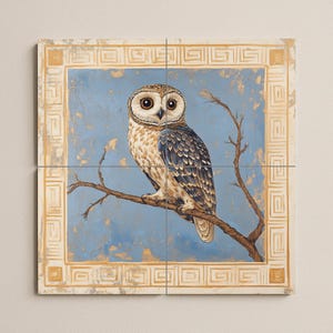 Könnte beinhalten: Gemälde einer Eule auf einem Ast vor blauem Hintergrund. Die Eule hat braune und weiße Federn und große Augen. Das Kunstwerk ist mit einem goldenen geometrischen Rahmen versehen.