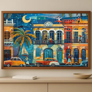 Könnte beinhalten: Ein gerahmter Kunstdruck, der eine lebendige Straßenszene zeigt. Das Kunstwerk zeigt farbenfrohe Gebäude, Oldtimer, Palmen und Figuren. Die Farbpalette umfasst Blau-, Orange-, Gelb- und Rottöne und erzeugt eine lebendige Darstellung einer Stadt.