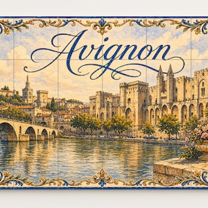 Può includere: Pannello di piastrelle decorative con una vista panoramica di Avignone, Francia. L'immagine raffigura un ponte, edifici e acqua, con la parola "Avignon" in elegante scrittura. Il pannello ha un bordo decorativo con disegni floreali e a volute.