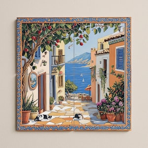 Puede incluir: Una pintura cuadrada representa una escena de calle mediterránea. Edificios en tonos naranja, blanco y amarillo bordean una calle adoquinada. Un árbol con frutos rojos cuelga sobre la calle. Dos gatos descansan en el suelo. La escena incluye una vista al mar.
