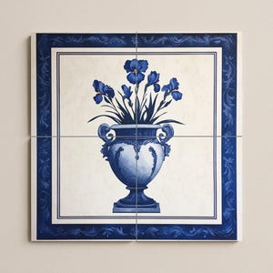 Puede incluir: Impresión floral azul y blanca sobre cuatro baldosas cuadradas. La obra presenta una ilustración detallada de un jarrón lleno de lirios azules. El jarrón tiene asas ornamentadas y se asienta sobre un pedestal. Un borde azul decorativo enmarca la imagen central.