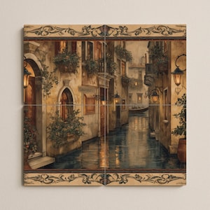 Könnte beinhalten: Ein vierteiliges Kunstwerk, das eine venezianische Kanalszene darstellt. Das Kunstwerk zeigt Gebäude mit warm getönten Wänden, gewölbten Türen und Balkonen. Gaslaternen beleuchten den Kanal und spiegeln sich im Wasser. Das Kunstwerk ist mit einem dekorativen Rahmen versehen.