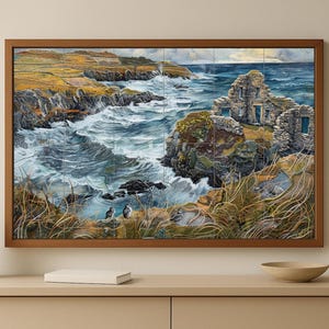 Puede incluir: Un cuadro enmarcado que representa un paisaje costero con olas rompiendo y antiguas ruinas de piedra. La obra utiliza azules, verdes y marrones, con un marco de madera. La escena evoca una sensación de belleza salvaje y significado histórico.