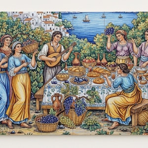 Puede incluir: Un colorido mural de azulejos que representa una reunión con comida y música. Figuras con vestimenta de época se reúnen alrededor de una mesa con pan, fruta y vino. Un hombre toca un laúd. Cestas de uvas en primer plano, con un pueblo costero y el mar al fondo.