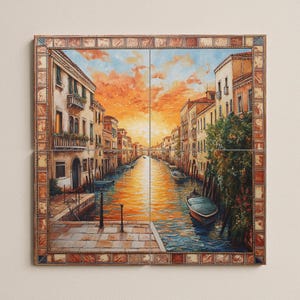 Op de afbeelding: Een vierluik kunstwerk dat een Venetiaanse kanaalscène bij zonsondergang toont. Het kunstwerk toont gebouwen met balkons langs het kanaal, boten en een levendige oranje en blauwe lucht. Het kunstwerk is omlijst met een decoratieve rand.