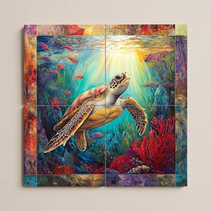 Puede incluir: Una vibrante obra de arte de paneles múltiples que representa una escena submarina. Una tortuga marina nada con gracia entre corales coloridos, peces y plantas acuáticas. La obra presenta una paleta de colores cálidos con tonos de amarillo, naranja y azul, creando un ambiente oceánico sereno.