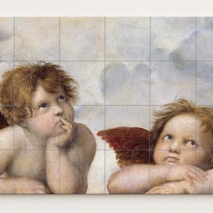 Puede incluir: Una impresión de una pintura renacentista que presenta dos figuras querubinas con cabello castaño rojizo y alas emplumadas. Una figura tiene un dedo en los labios, la otra apoya la cabeza en sus brazos. El fondo es un cielo nublado.