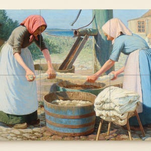 Può includere: Dipinto raffigurante due donne che fanno il bucato all'aperto. Indossano gonne lunghe e foulard, lavorando con botti di legno e una pompa dell'acqua. Un mucchio di biancheria pulita poggia su uno sgabello.
