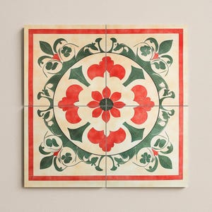 Könnte beinhalten: Vier quadratische Fliesen bilden ein größeres Quadrat mit einem sich wiederholenden Blumendesign. Das Design umfasst eine zentrale rote Blume, umgeben von grünen und roten Blumenmustern auf cremefarbenem Hintergrund, umrahmt von einem roten Rand.