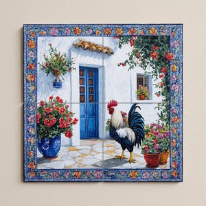 Könnte beinhalten: Ein Satz von vier quadratischen Keramikfliesen, die eine spanische Hofszene darstellen. Das Kunstwerk zeigt ein weißes Gebäude mit einer blauen Tür, roten Blumen und einem Hahn. Die Fliesen sind mit einem blauen Blumenrand umrahmt.