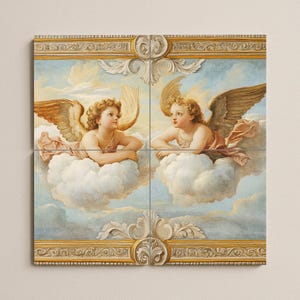 Könnte beinhalten: Ein vierteiliges Kunstwerk mit zwei cherubinenartigen Figuren mit goldenen Flügeln, die auf Wolken ruhen. Die Cherubim sind in sanften Rosa- und Pfirsichtönen gehalten, vor dem Hintergrund eines blauen Himmels mit dekorativen Goldverzierungen.