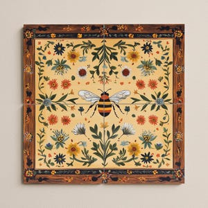 Pode incluir: Quatro azulejos quadrados dispostos para formar um quadrado maior, com um desenho de abelha e flores. A abelha está centrada, com um corpo amarelo e preto e asas brancas. O fundo é amarelo, com flores vermelhas, azuis e amarelas. Os azulejos são emoldurados com uma borda marrom escura.