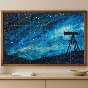 Könnte beinhalten: Gerahmtes Kunstwerk, das einen Nachthimmel mit einer Teleskopsilhouette zeigt. Das Gemälde weist eine tiefblaue und weiße Farbpalette mit einem Sternenhimmel und einem Teleskop auf einem Stativ auf. Das Kunstwerk wird auf einem hellen Schrank ausgestellt.