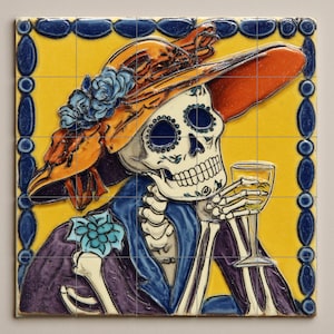 以下が含まれることがあります： 死者の日のスケルトンフィギュアが描かれた装飾的なセラミックタイル。 スケルトンは、青い花のアクセントが付いたオレンジ色の帽子、紫色のジャケットを着ており、琥珀色の液体が入ったグラスを持っています。 タイルは黄色い背景と青いボーダーです。