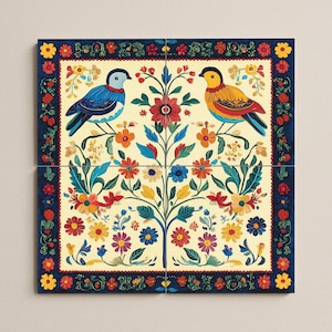 Può includere: Opera d'arte a quattro pannelli con due uccelli colorati appollaiati su rami fioriti. Gli uccelli hanno piume blu e gialle, su uno sfondo color crema con un disegno di albero floreale. Un bordo blu scuro con accenti floreali incornicia l'opera d'arte.