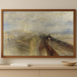 以下が含まれることがあります： 茶色の木製フレームに入った風景画のアートワーク。絵画は、茶色、ベージュ、青のくすんだ色調で、かすんでいて雰囲気のあるシーンを描いています。アートワークは、花瓶とボウルを備えた明るい色のキャビネットに展示されています。