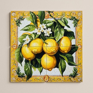 Pode incluir: Um conjunto de azulejos decorativos com uma ilustração de limões num galho com folhas verdes e flores brancas. A obra de arte é emoldurada com uma borda amarela com desenhos florais e de rolagem. Os limões são de cor amarelo brilhante.
