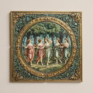 Puede incluir: Juego de azulejos decorativos para pared con una escena clásica de cinco mujeres con vestidos fluidos bailando en un bosque. La obra de arte está enmarcada por un borde dorado con un diseño de hojas verdes.