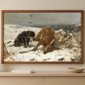 Peut inclure: Une œuvre d'art encadrée représentant une scène de chasse avec un chien noir et un cerf dans un paysage enneigé. La peinture a un cadre en bois marron et présente une palette de couleurs sourdes avec des nuances de marron, de blanc et de gris. Des oiseaux volent dans le ciel.