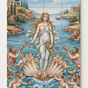 Op de afbeelding: Een keramische tegelmuurschildering die Botticelli's "De Geboorte van Venus" uitbeeldt. Het kunstwerk toont Venus op een zeeschelp, omringd door cherubijnen, zeewezens en figuren die hoorns bespelen. De achtergrond toont een zeegezicht met klassieke architectuur.