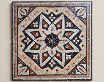 Op de afbeelding: Vierkante mozaïektegel met een geometrisch sterrenpatroon. De tegel heeft een centraal kompasroos, omringd door zwarte, witte, bruin en roestkleurige mozaïekstukken. Bloemen- en ruitpatronen maken het ontwerp compleet.