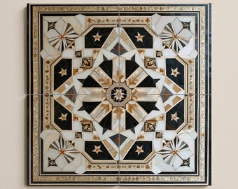 Op de afbeelding: Een vierkante decoratieve tegel met een ingewikkeld geometrisch ontwerp. De tegel heeft een centraal sterpatroon omgeven door zwarte, witte en bruine vormen. Kleine gouden sterren en bloemelementen voegen details toe. De tegel is omlijst met een zwarte rand.