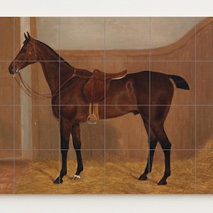 Puede incluir: Pintura vintage de un caballo marrón ensillado en un establo. El caballo está sobre paja, con una silla de montar y brida de cuero. El fondo presenta paredes de madera y un techo curvo, creando una escena ecuestre clásica.