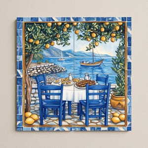 Puede incluir: Un conjunto de baldosas cuadradas que representan una escena mediterránea. La imagen muestra una mesa puesta para una comida con sillas azules, un mantel blanco y comida. El fondo presenta un paisaje marino con barcos, árboles cargados de naranjas y un cielo azul.